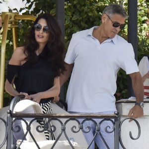 George Clooney et sa femme Amal Clooney quittent leur hôtel à Venise avec leurs enfants le 3 septembre 2017