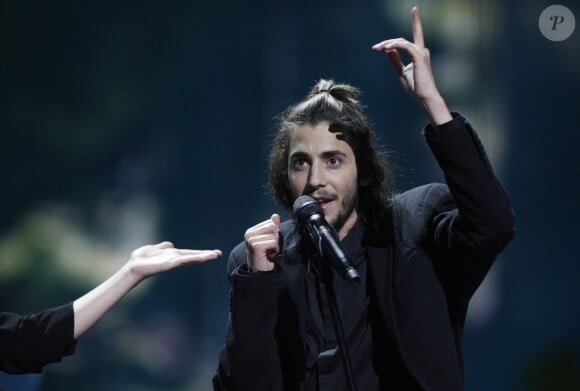 Le portuguais Salvador Sobral remporte la 62ème édition du concours de l'Eurovision 2017 et célèbre sa victoire sur scène avec sa soeur Louise (qui a écrit et composé la chanson) au Centre d'exposition international à Kiev en Ukraine, le 14 mai 2017. © Serg Glovny/Zuma Press/Bestimage