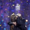 Salvador Sobral remporte la 62ème édition du concours de l'Eurovision 2017 et célèbre sa victoire sur scène avec sa soeur Louise (qui a écrit et composé la chanson) au Centre d'exposition international à Kiev en Ukraine, le 14 mai 2017. © Serg Glovny/Zuma Press/Bestimage