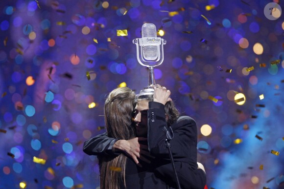 Salvador Sobral remporte la 62ème édition du concours de l'Eurovision 2017 et célèbre sa victoire sur scène avec sa soeur Louise (qui a écrit et composé la chanson) au Centre d'exposition international à Kiev en Ukraine, le 14 mai 2017. © Serg Glovny/Zuma Press/Bestimage