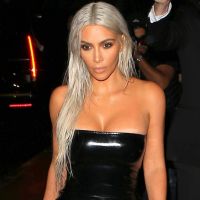 Kim Kardashian : Blonde platine, la future maman affiche ses formes en latex