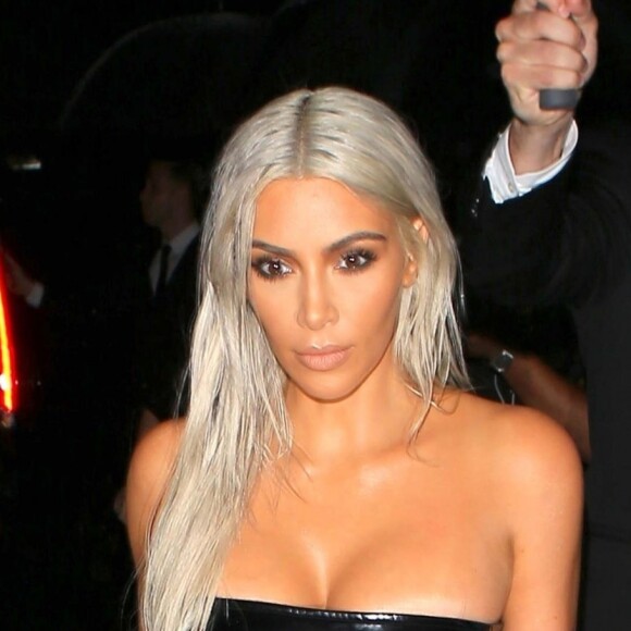Kim Kardashian arrive les cheveux blond platine et avec une robe longue en vinyl noire au défilé de mode Tom Ford lors de la Fashion week à New York, le 6 septembre 2017