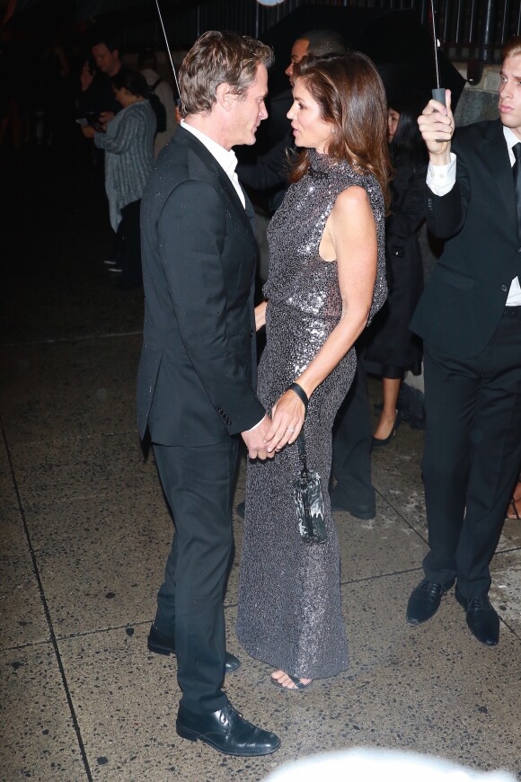 Cindy Crawford embrasse son mari Rande Gerber à son arrivée au défilé de mode Tom Ford lors de la Fashion week à New York, le 6 septembre 2017