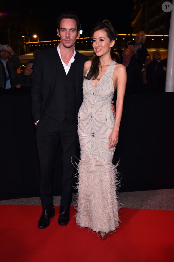 Jonathan Rhys-Meyers, acteur, chanteur et mannequin irlandais, et sa fiancée Mara Lane - Soirée du MIP TV 2016 à l'hôtel Martinez à Cannes. Le 4 avril 2016 © Bruno Bebert / Bestimage