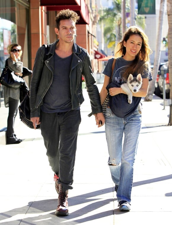 Jonathan Rhys-Meyers et sa fiancée Mara Lane main dans la main à Beverly Hills le 2 décembre 2015.