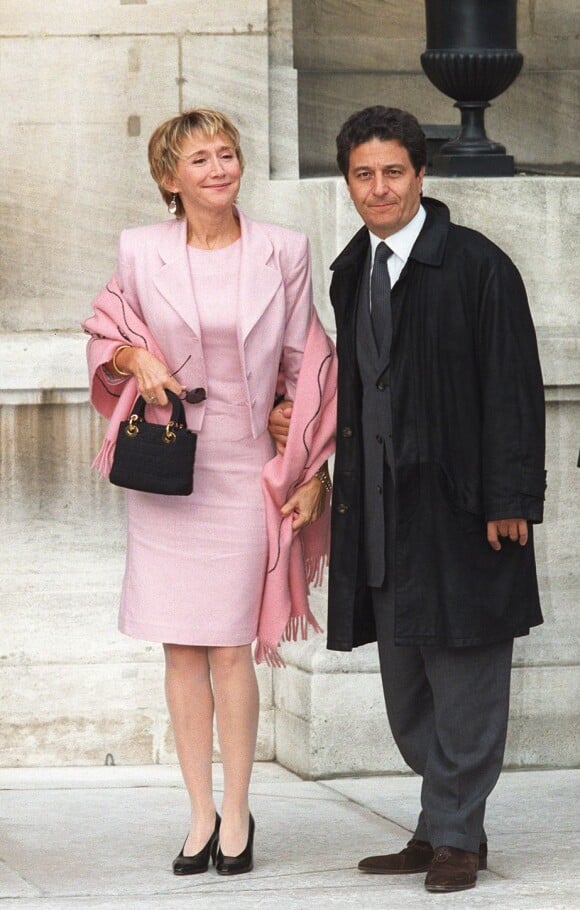 Mariage civil de Michel Sardou et Anne-Marie Périer auquel assiste l'ex-couple Marie-Anne Chazel et Christian Clavier à Neuilly, le 11 octobre 1999.