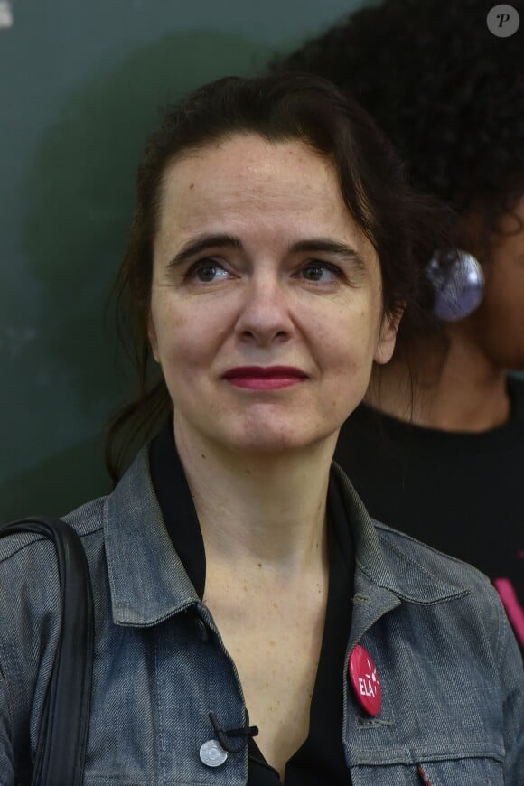 Amélie Nothomb (auteur du texte de la dictée) lors de la dictée ELA à l'école Marseille à Paris, le 12 octobre 2015, pour le lancement de la campagne nationale contre la maladie et le handicap de l'association européenne contre les leucodystrophies (ELA).