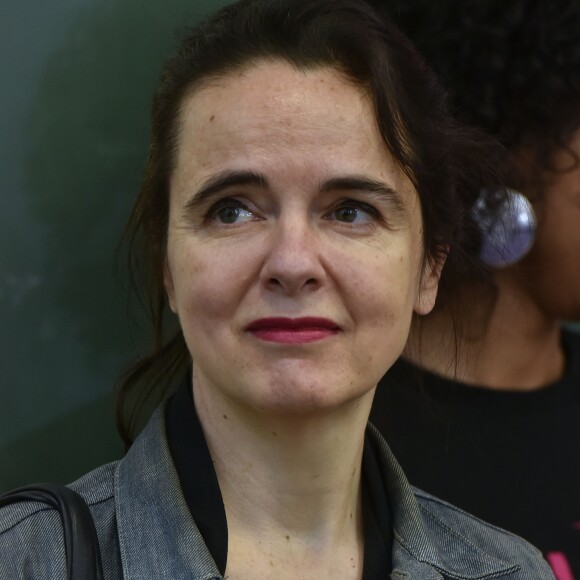 Amélie Nothomb (auteur du texte de la dictée) lors de la dictée ELA à l'école Marseille à Paris, le 12 octobre 2015, pour le lancement de la campagne nationale contre la maladie et le handicap de l'association européenne contre les leucodystrophies (ELA).