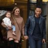 John Legend, son épouse Chrissy Teigen et leur fille Luna sortent de leur hôtel de Londres, le 13 septembre 2017.