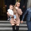 John Legend, son épouse Chrissy Teigen et leur fille Luna sortent de leur hôtel de Londres, le 13 septembre 2017.