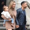 John Legend, son épouse Chrissy Teigen et leur fille Luna sortent de leur hôtel de Londres, le 13 septembre 2017.