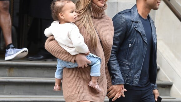 Chrissy Teigen, sublime en cuissardes, avec sa fille Luna et son chéri