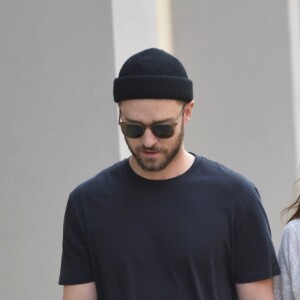 Exclusif - Justin Timberlake et sa femme Jessica Biel se baladent main dans la main en sirotant une boisson à New York le 28 août 2017.
