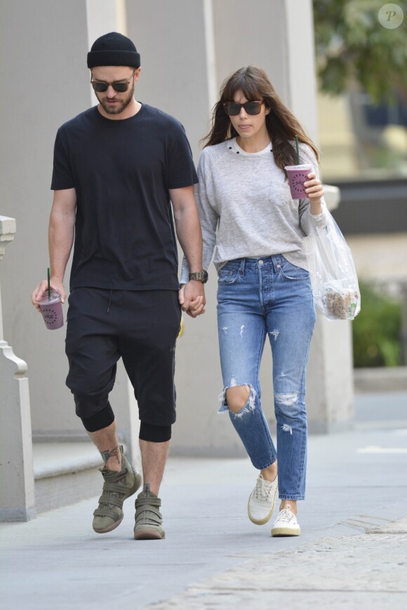 Exclusif - Justin Timberlake et sa femme Jessica Biel se baladent main dans la main en sirotant une boisson à New York le 28 août 2017.