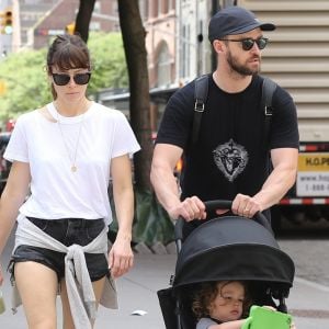 Justin Timberlake se promène avec sa femme Jessica Biel et leur fils Silas à New York le 19 aout 2017.