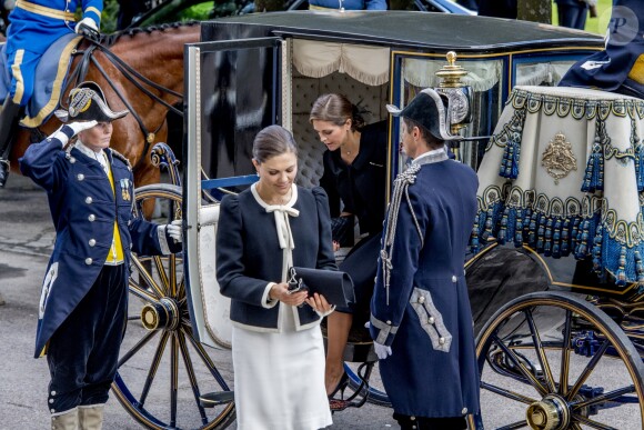 La princesse Victoria et la princesse Madeleine de Suède, enceinte, lors de la session d'ouverture du Parlement à Stockholm le 12 septembre 2017.