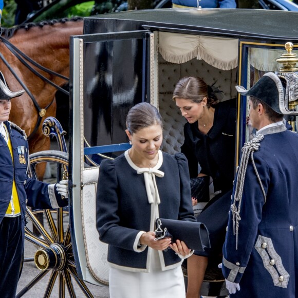 La princesse Victoria et la princesse Madeleine de Suède, enceinte, lors de la session d'ouverture du Parlement à Stockholm le 12 septembre 2017.