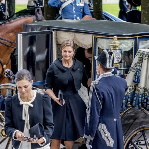 La princesse Victoria et la princesse Madeleine de Suède, enceinte, lors de la session d'ouverture du Parlement à Stockholm le 12 septembre 2017.