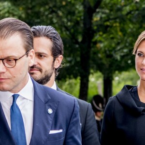 Le prince Daniel, le prince Carl philip et la princesse Madeleine de Suède, enceinte, lors de la session d'ouverture du Parlement à Stockholm le 12 septembre 2017.