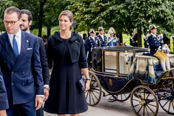 Le prince Daniel, le prince Carl philip et la princesse Madeleine de Suède, enceinte, lors de la session d'ouverture du Parlement à Stockholm le 12 septembre 2017.
