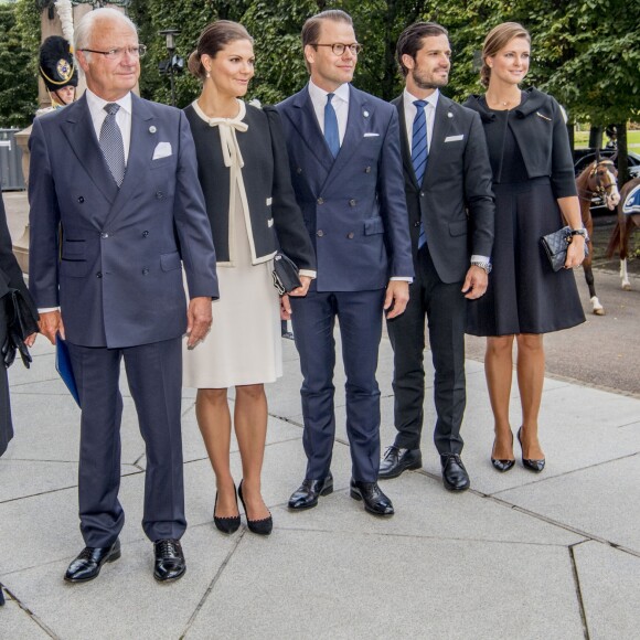 La reine Silvia, le roi Carl XVI Gustaf, la princesse Victoria, le prince Daniel, le prince Carl Philip et la princesse Madeleine de Suède, enceinte, lors de la session d'ouverture du Parlement à Stockholm le 12 septembre 2017.