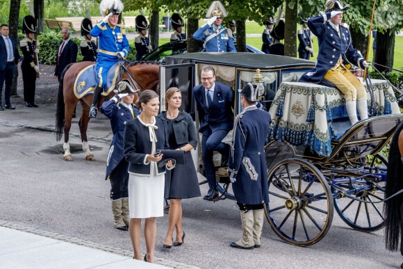 La princesse Victoria et la princesse Madeleine de Suède, enceinte, lors de la session d'ouverture du Parlement à Stockholm le 12 septembre 2017.