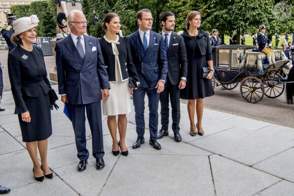 La reine Silvia, le roi Carl XVI Gustaf, la princesse Victoria, le prince Daniel, le prince Carl Philip et la princesse Madeleine de Suède, enceinte, lors de la session d'ouverture du Parlement à Stockholm le 12 septembre 2017.