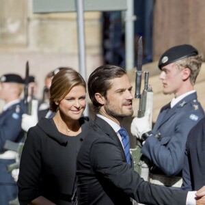 La princesse Madeleine de Suède, enceinte, et son frère le prince Carl Philip lors de la session d'ouverture du Parlement à Stockholm le 12 septembre 2017.