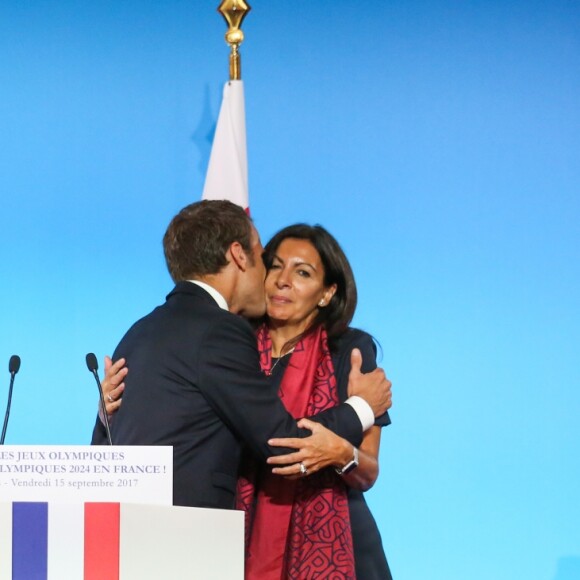 Emmanuel Macron, Président de la République, Anne Hidalgo, maire de Paris lors de la réception des acteurs de la candidature de Paris aux Jeux Olympiques et Paralympiques de 2024 au palais de l'Elysée à Paris le 15 septembre 2017. © Hamilton / Pool / Bestimage