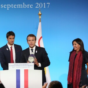 Le président Emmanuel Macron, Anne Hidalgo, maire de Paris et Tony Estanguet lors de la réception des acteurs de la candidature de Paris aux Jeux Olympiques et Paralympiques de 2024 au palais de l'Elysée à Paris le 15 septembre 2017. © Hamilton / Pool / Bestimage