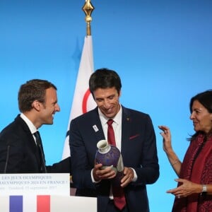 Le président Emmanuel Macron, Anne Hidalgo, maire de Paris et Tony Estanguet lors de la réception des acteurs de la candidature de Paris aux Jeux Olympiques et Paralympiques de 2024 au palais de l'Elysée à Paris le 15 septembre 2017. © Hamilton / Pool / Bestimage