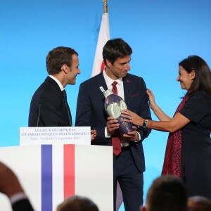 Le président Emmanuel Macron, Anne Hidalgo, maire de Paris et Tony Estanguet lors de la réception des acteurs de la candidature de Paris aux Jeux Olympiques et Paralympiques de 2024 au palais de l'Elysée à Paris le 15 septembre 2017. © Hamilton / Pool / Bestimage