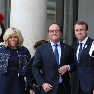 Brigitte Macron, François Hollande et Emmanuel Macron - Les acteurs de la victoire de Paris pour l'organisation des Jeux Olympiques ont été reçus au palais de l'Elysée par le couple présidentiel. Le 15 septembre 2017 © Dominique Jacovides / Bestimage