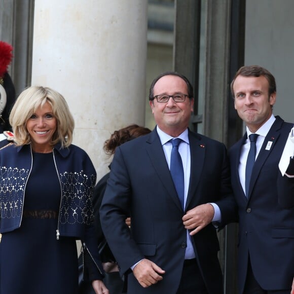 Brigitte Macron, François Hollande et Emmanuel Macron - Les acteurs de la victoire de Paris pour l'organisation des Jeux Olympiques ont été reçus au palais de l'Elysée par le couple présidentiel. Le 15 septembre 2017 © Dominique Jacovides / Bestimage