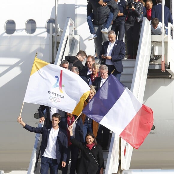 Tony Estanguet, Anne Hidalgo, Laura Flessel-Colovic, ministre des sports, Valérie Pécresse, Guy Drut, Teddy Riner, Marie-José Pérec, Bernard Lapasset - La délégation française de retour de Lima après avoir décroché l'organisation des Jeux Olympiques 2024 à l'aéroport de Roissy CDG le 15 septembre 2017.