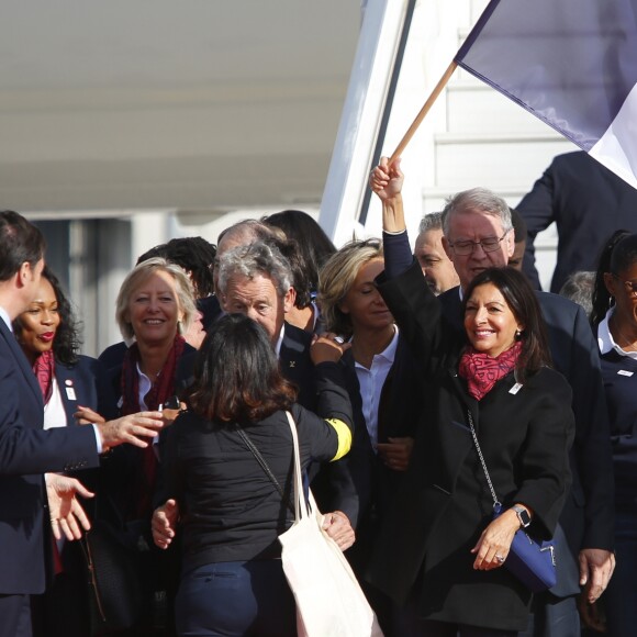 Tony Estanguet, Anne Hidalgo, Laura Flessel-Colovic, ministre des sports, Valérie Pécresse, Guy Drut, Teddy Riner, Marie-José Pérec, Bernard Lapasset - La délégation française de retour de Lima après avoir décroché l'organisation des Jeux Olympiques 2024 à l'aéroport de Roissy CDG le 15 septembre 2017.