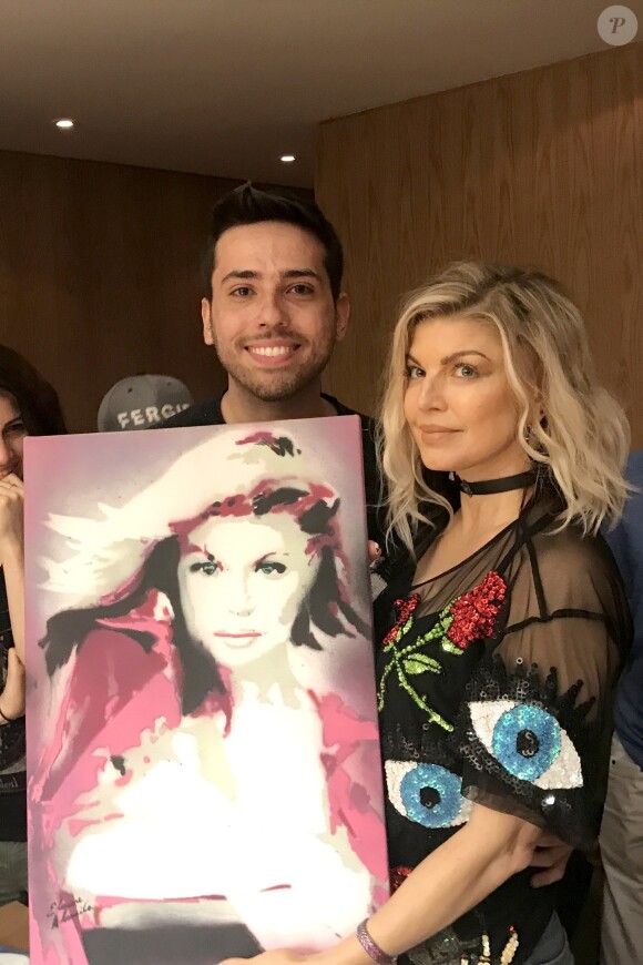 Exclusif - Fergie accueillie par ses fans à la sortie de son hôtel Copacabana Palace à Rio de Janeiro au Brésil, le 15 septembre 2017
