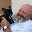 Philippe Etchebest pose avec son nouvé bébé, Nina, un  bouledogue français. Le 28 août 2017 sur Facebook. 