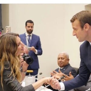 Le président de la République française Emmanuel Macron et Gisele Bündchen pendant une réunion de travail sur le pacte mondial pour l'environnement lors de la 72ème assemblée générale de l'organisation des Nations-Unis (ONU) à New York, le 20 septembre 2017