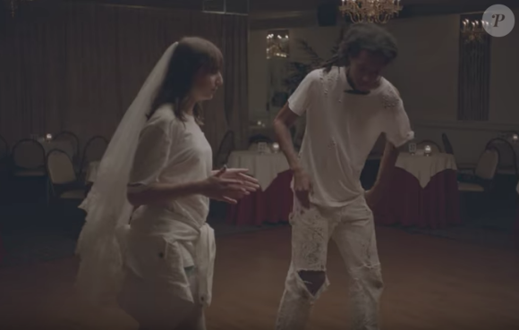 La fille de Charlotte Gainsbourg et Yvan Attal, Alice, dans le clip Deadly Valentine, de sa mère.