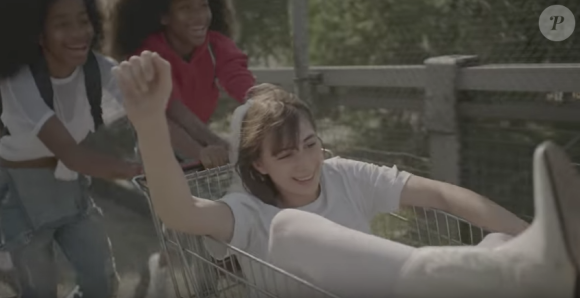 La fille de Charlotte Gainsbourg et Yvan Attal, Alice, dans le clip Deadly Valentine, de sa mère.