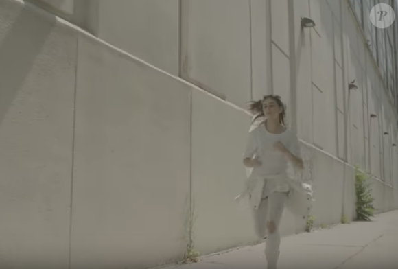 La fille de Charlotte Gainsbourg et Yvan Attal, Alice, dans le clip Deadly Valentine, de sa mère.