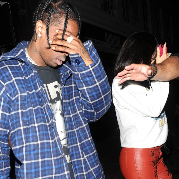 Exclusif - Kylie Jenner et son compagnon Travis Scott quittent le restaurant Ours le 11 juillet 2017 à Los Angeles. Le jeune couple attend un premier enfant, une fille, pour février 2018.