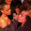Rihanna en train de maquiller la youtubeuse française Shera Kerienski lors de la présentation de sa marque de maquillage "Fenty Beauty by Rihanna" à Paris, le 21 septembre 2017.