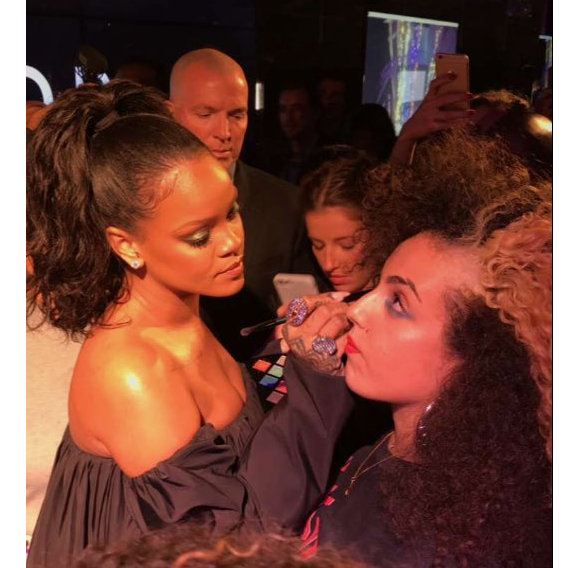 Rihanna en train de maquiller la youtubeuse française Shera Kerienski lors de la présentation de sa marque de maquillage "Fenty Beauty by Rihanna" à Paris, le 21 septembre 2017.