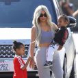 Kim Kardashian avec sa fille North West et son fils Saint West - La famille Kardashian emmène ses enfants jouer au Glowzone à Woodland Hills, le 22 septembre 2017