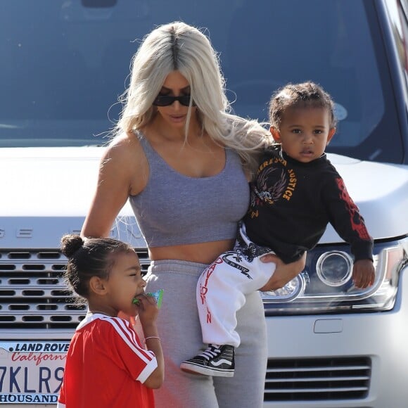 Kim Kardashian avec sa fille North West et son fils Saint West - La famille Kardashian emmène ses enfants jouer au Glowzone à Woodland Hills, le 22 septembre 2017