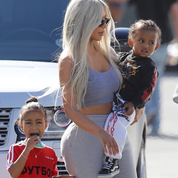 Kim Kardashian avec sa fille North West et son fils Saint West - La famille Kardashian emmène ses enfants jouer au Glowzone à Woodland Hills, le 22 septembre 2017