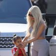 Kim Kardashian avec sa fille North West - La famille Kardashian emmène ses enfants jouer au Glowzone à Woodland Hills, le 22 septembre 2017