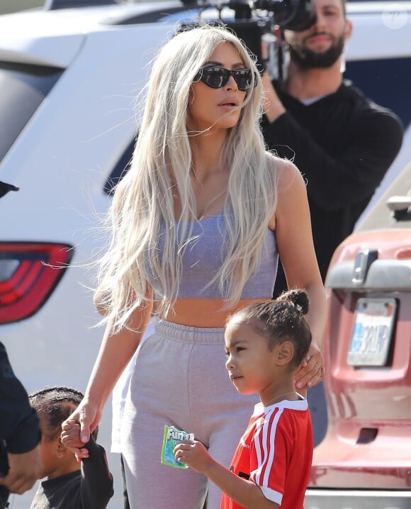 Kim Kardashian et sa fille North - La famille Kardashian emmène ses enfants jouer au Glowzone à Woodland Hills, le 22 septembre 2017